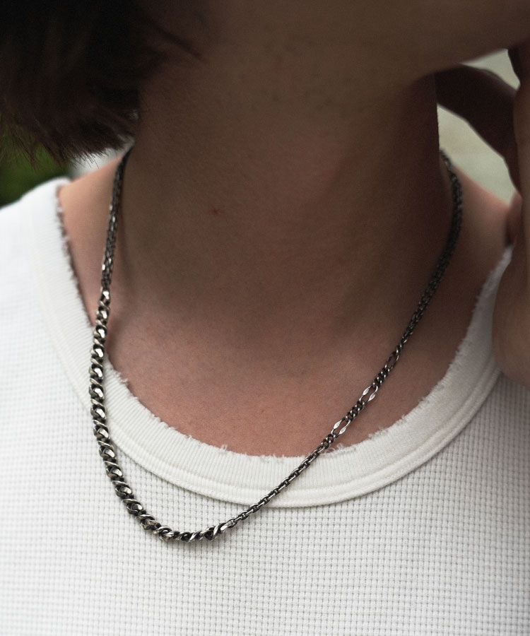 RANDOM CHAIN NECKLACE